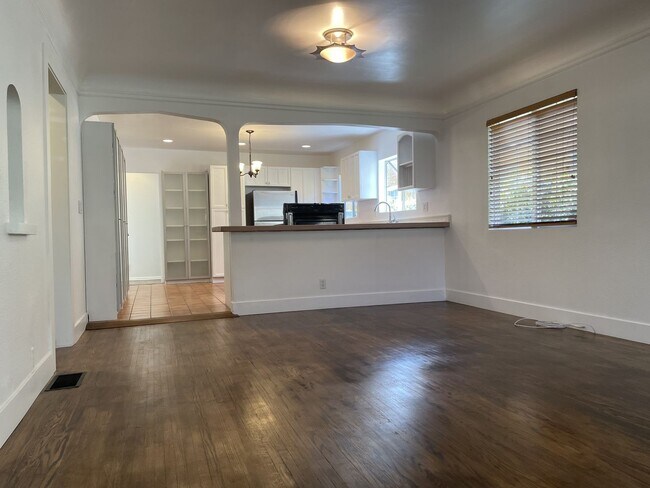 Building Photo - Private Single Family Home in Central Quie...