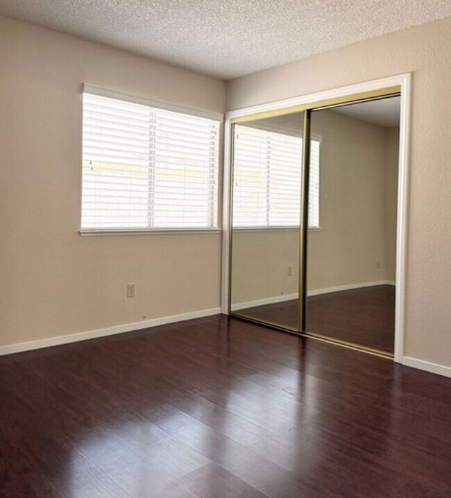 Building Photo - FABULOUSLY CLEAN AND CHARMING HOME IN THE LAKES COMMUNITY OF SOUTHWEST LAS VEGAS
