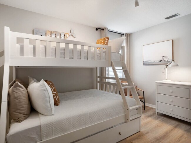 Building Photo - 6 Clinton Ct N