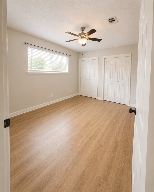 Building Photo - 412 Breezy Ln
