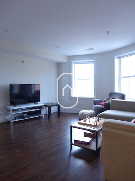 Building Photo - 8 Newcomb St