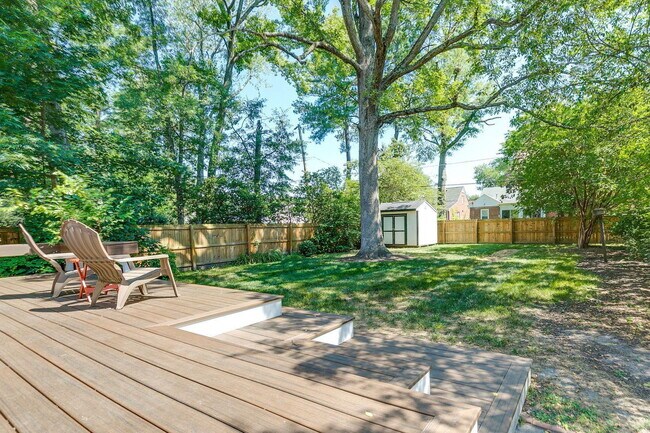 Building Photo - 5000 Bromley Ln