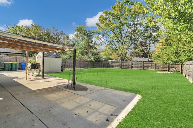 Building Photo - 904 Woodland Dr