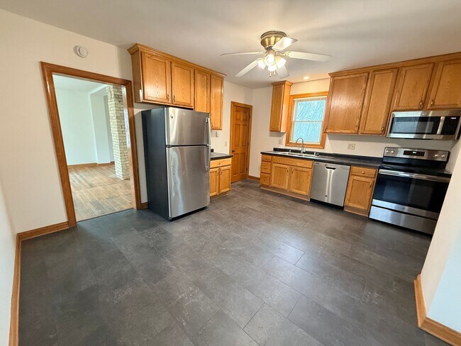 Building Photo - 2 Bedroom, 1.5 Bath Farm HOUSE, LARGE Yard, 2.5 Car Garage! UPDATES!