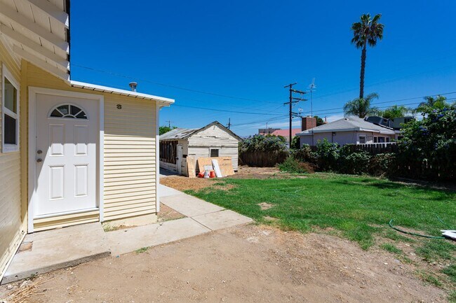 Building Photo - 303 S Sunshine Ave