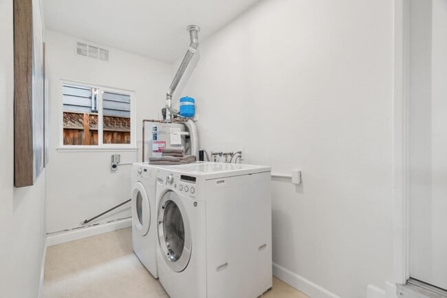 Building Photo - 1106 Viscaino Ave