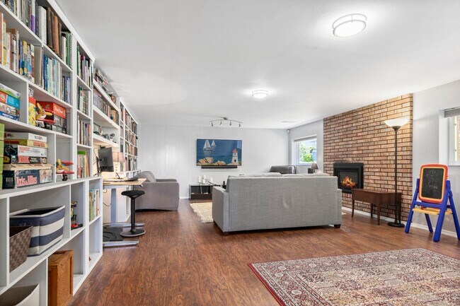 Building Photo - 4bd/2.75ba Seattle House