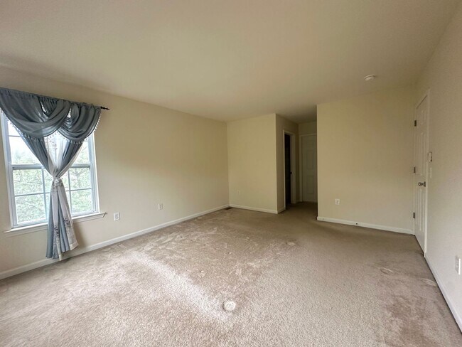Building Photo - 3 bedrooms, 2.5 bathrooms