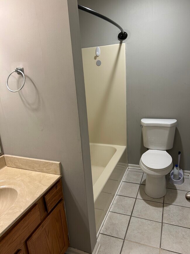 Building Photo - 110 Creekwood Ave