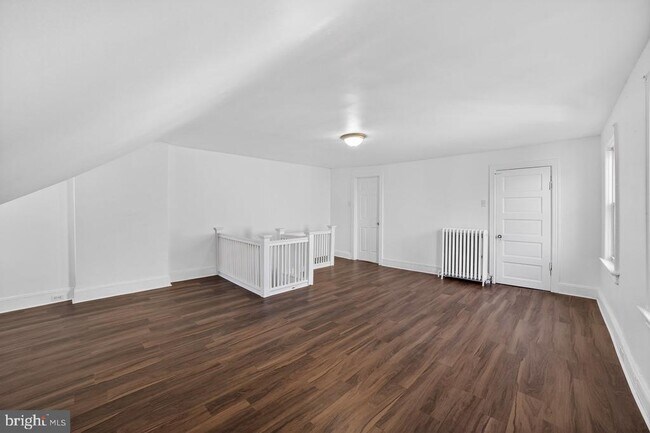 Building Photo - 713 Monmouth St