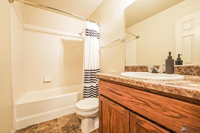 Building Photo - 643 13th St