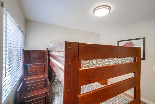 Building Photo - Steps From The Beach w/ All Utilities Included Available Jan - May 2025