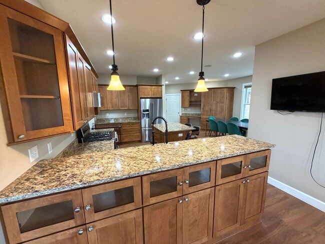 Building Photo - Absolutely Stunning, 6-Bed 3.5 Bath Execut...