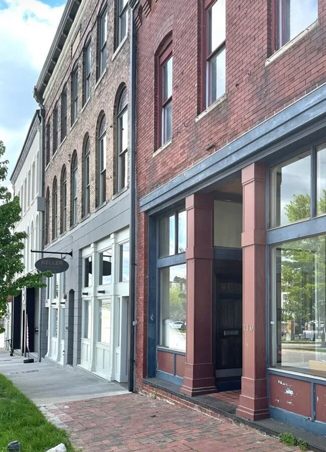 Building Photo - 110 W Summit Hill Dr SW