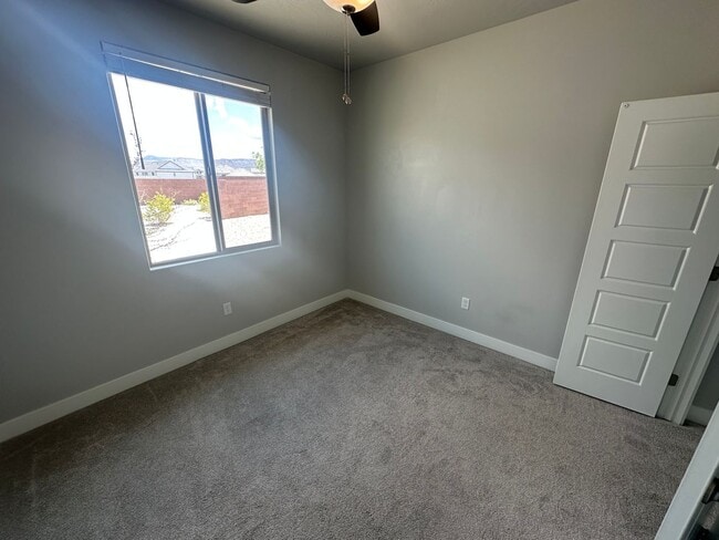 Building Photo - 3 bed plus office / 2.5 bath / 3 car Singl...