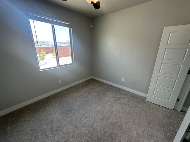 Building Photo - 4 bedroom / 2.5 bath / Community Pool and ...