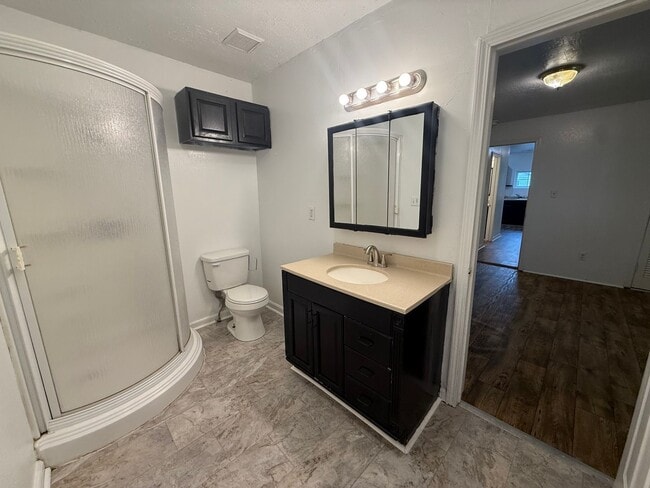 Building Photo - Beautiful 4 bedroom 2 bath house available now