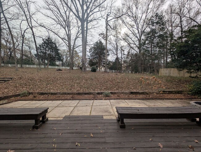 Building Photo - Charming 4 bedroom, 2.5 bath home located in the Raintree Community!