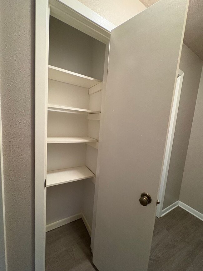 Building Photo - Beautiful 3 bedroom/2 bath with Garage and Central Air & Heat!