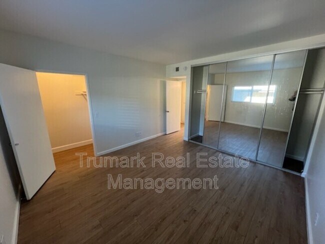 Building Photo - 2719 Montrose Ave