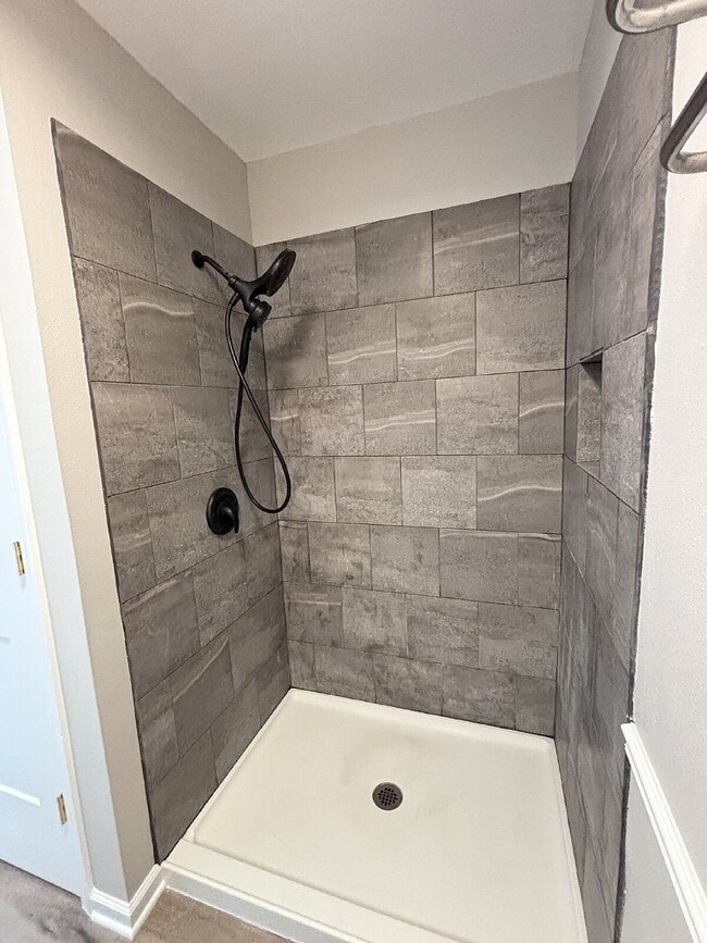 Building Photo - "Charming 2-Bed Oasis with Granite Touches & Cozy Fireplace in Fort Walton Beach!"