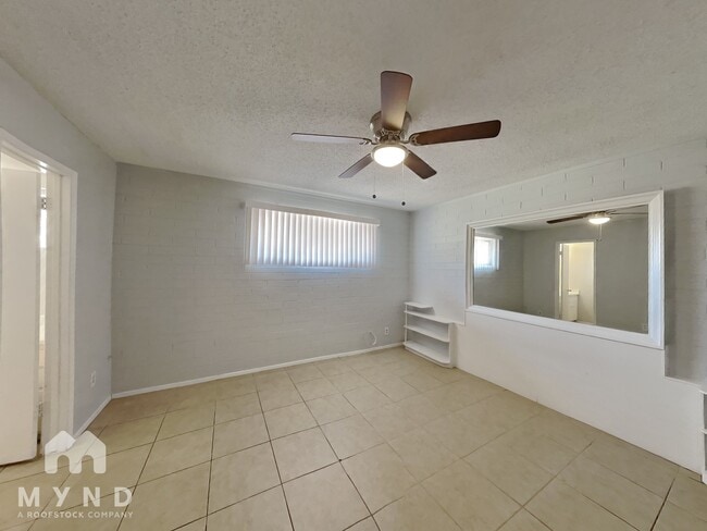 Building Photo - 903 E 5th St