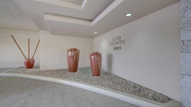 Building Photo - 2555 Collins Ave