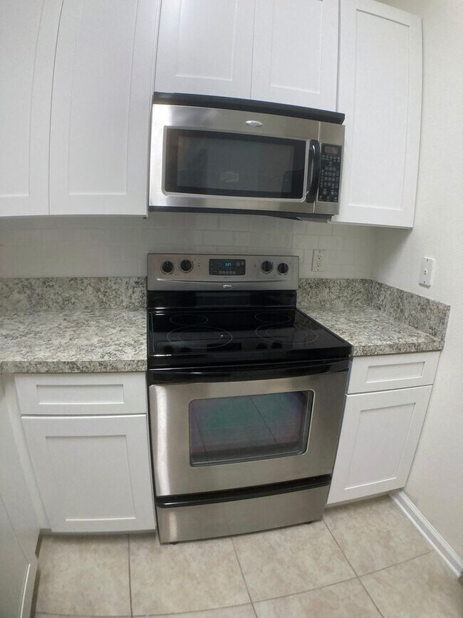 Building Photo - ***SPECIAL - TWO WEEKS FREE*** Spacious 3-...
