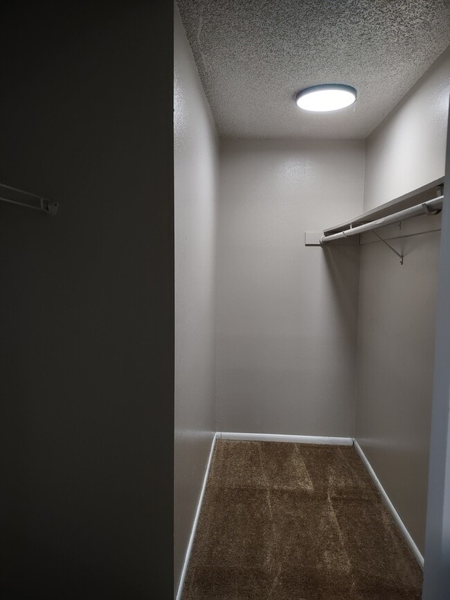 Building Photo - Sumner Townhome Duplex W/D w/ 1 car carport FREE JAN