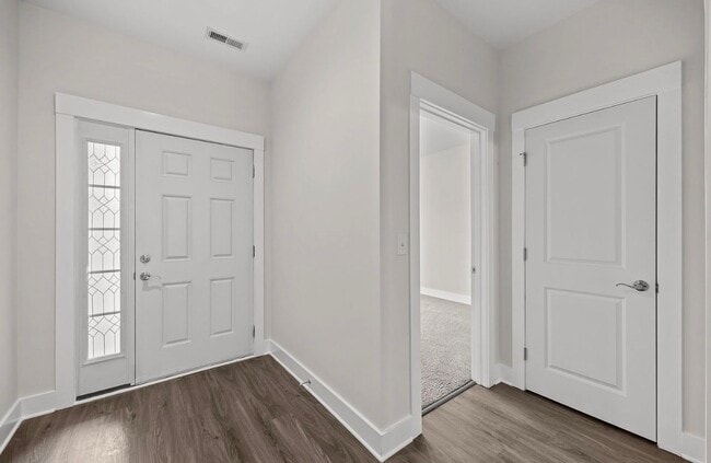 Building Photo - Like New Garden View Townhome in Graham