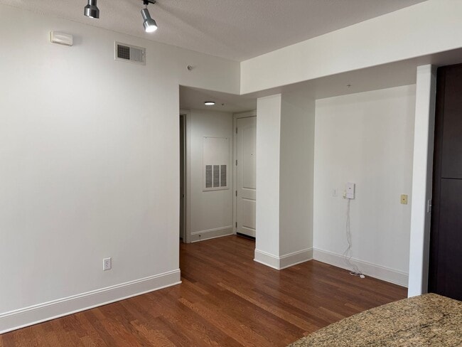 Building Photo - 4620 Piedmont Row Dr