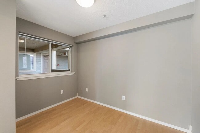 Building Photo - $1,600 - 1 Bed / 1 Bath Gorgeous Condo Unit in University District
