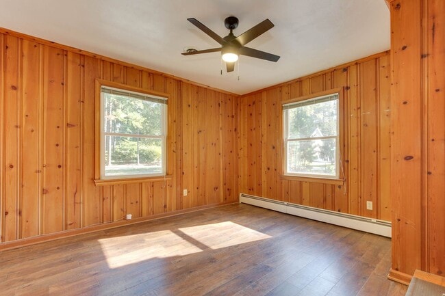 Building Photo - Welcome to Yorktown with a charming rural feel!