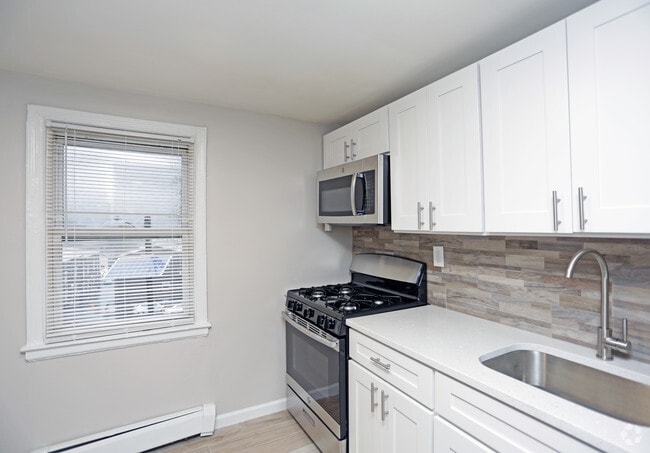 Interior Photo - 471 Tremont Ave