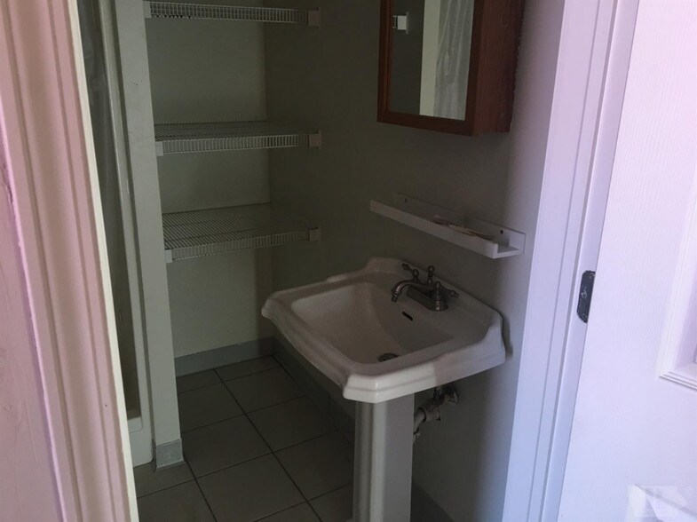 Bathroom - 998 IL-96