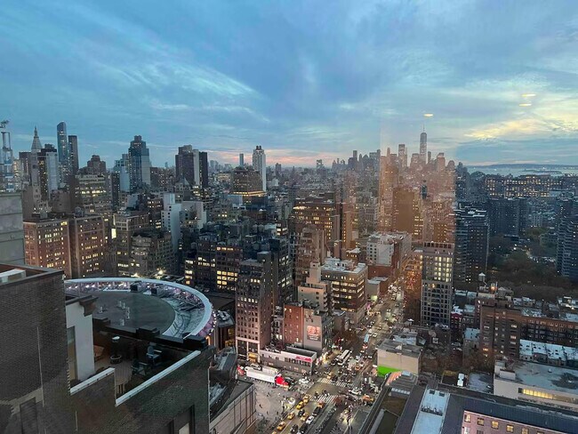 Building Photo - 325 W 34th St.