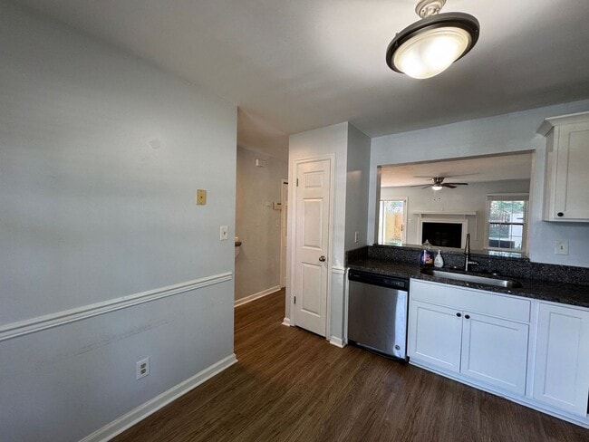 Building Photo - Charming 2-Bed, 2.5-Bath Home in Vibrant Norfolk   " ASK ABOUT OUR ZERO DEPOSIT"