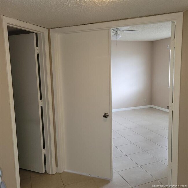 Building Photo - 1526 SE Royal Green Cir