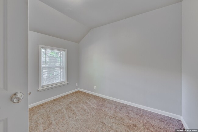 Building Photo - 581 Mt Vernon St
