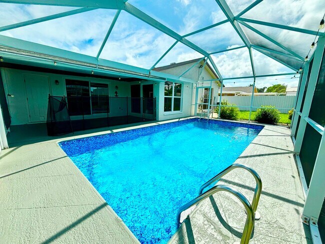 Building Photo - Newly Remodeled 3/2 with Pool