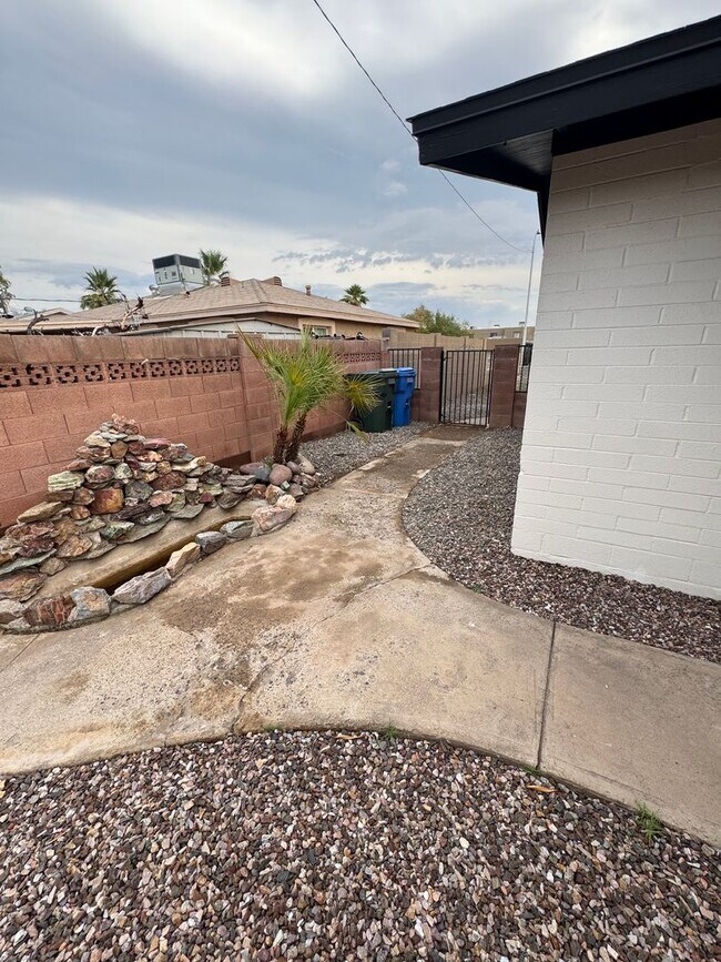 Building Photo - Fully upgraded home with garage!