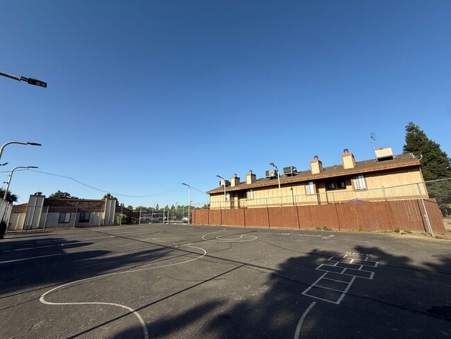 Building Photo - Downstairs 2 bedroom, 1 bathroom condo loc...