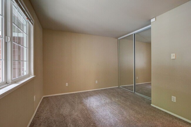 Building Photo - 2 Bedroom Ground Floor Condo in the Heart of Woodinville!