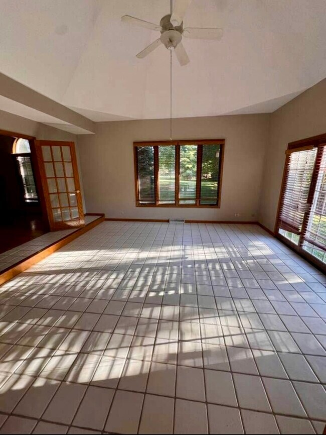 Building Photo - 8S210 Stonehedge Dr