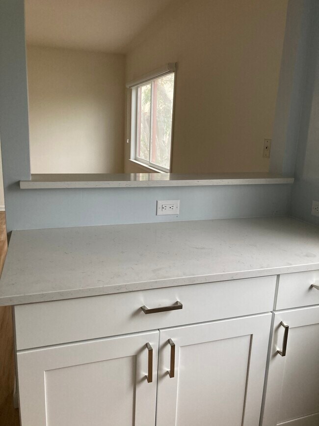 Building Photo - 905 California Ave