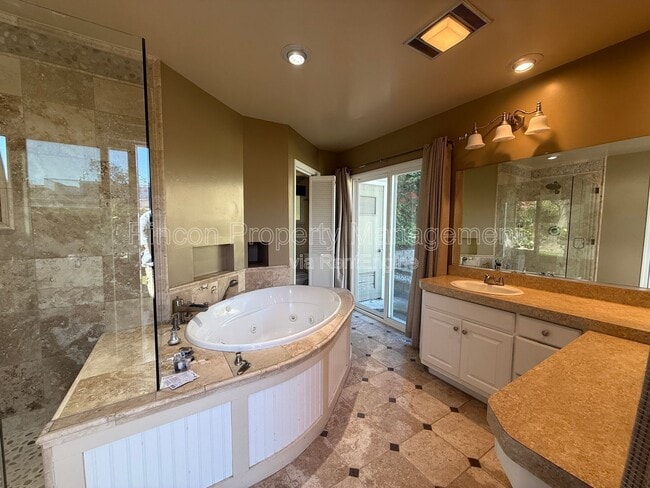 Building Photo - 3677 Willowick Dr