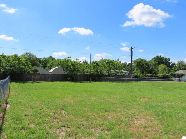 Building Photo - Beautiful 3 Bedroom, 2 Bath Duplex in Lindale!  Coming Soon!