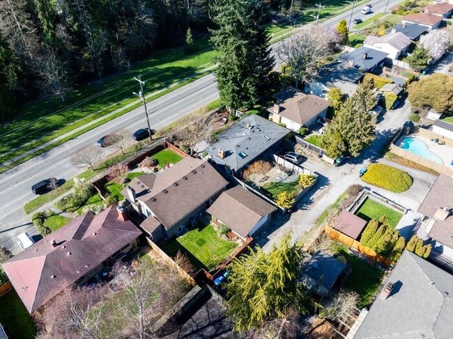 Building Photo - Elegant and Spacious Air-Conditioned Lincoln Park Rambler