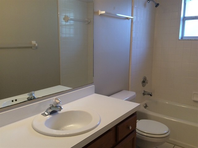 Building Photo - 1004 Lantana Dr