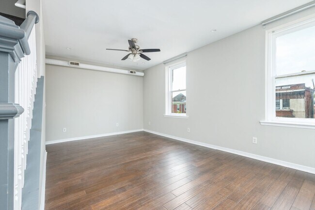 Building Photo - 1422 W Girard Ave